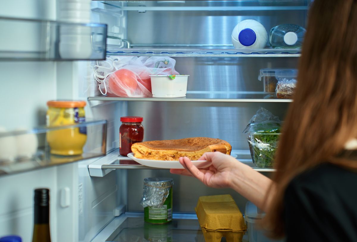 Mire jó a kávézacc és szódabikarbóna keveréke a háztartásban? | Marie Claire Hűtőszekrénybe süteményt tányéron tesz be hosszúhajú nő