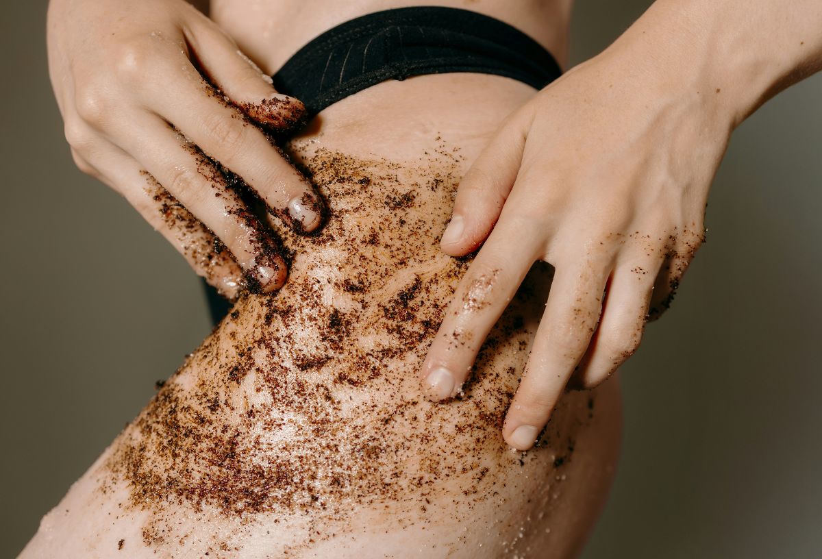 Mire jó a kávézacc és szódabikarbóna keveréke a háztartásban? | Marie Claire Nő fekete bugyiban kávézaccal bőrradírozza a combját