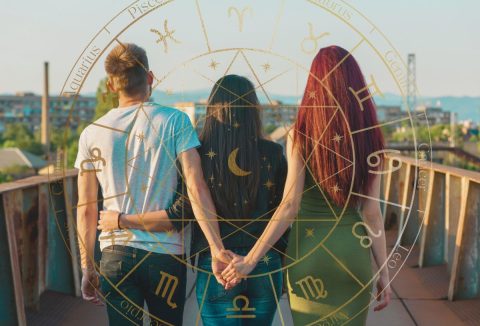 Két nő és egy férfi fogja egymás kezét