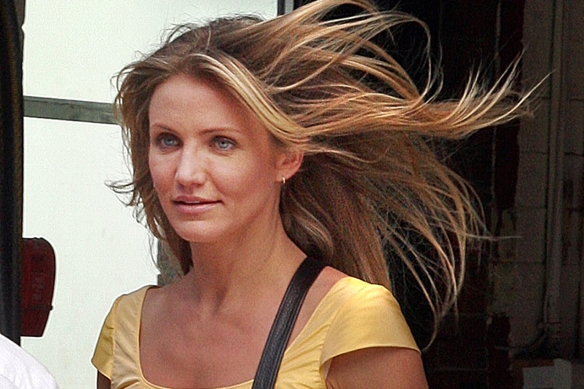 Cameron Diaz egy forgatáson sárga ruhában