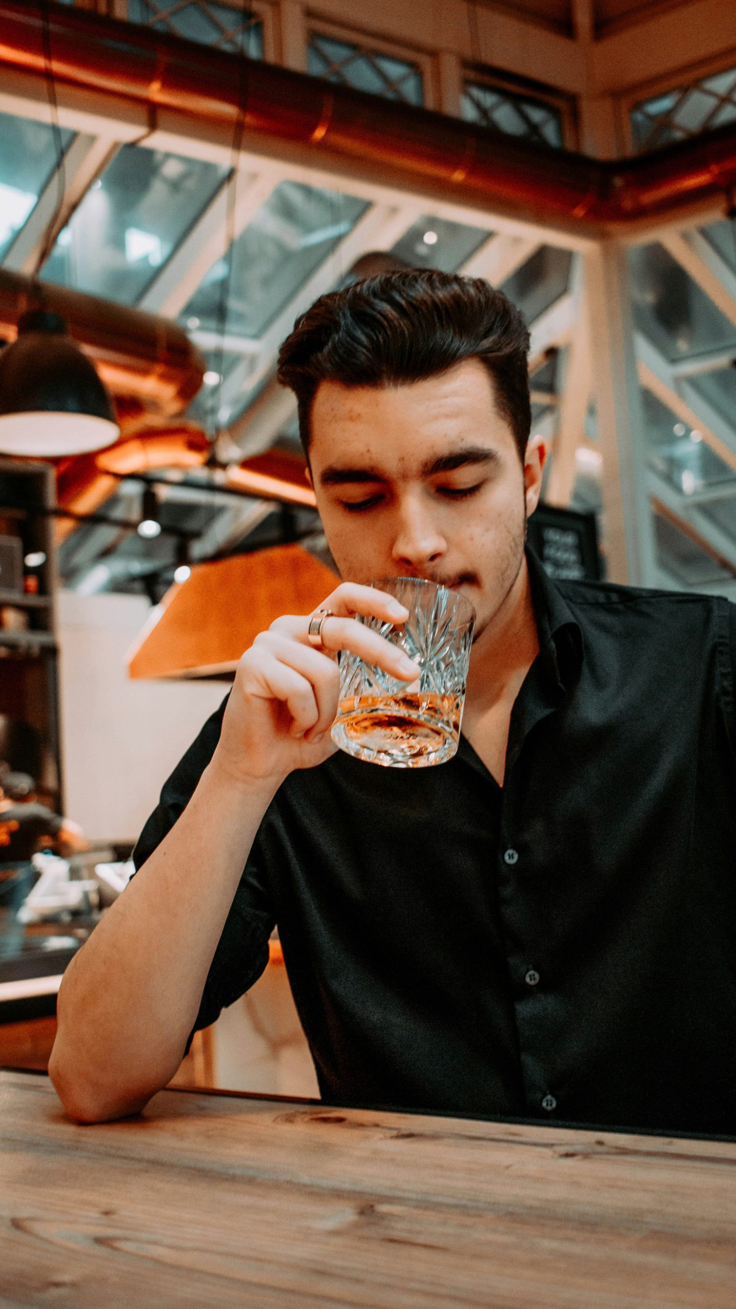 4. Pénzügyi gondok: Az alkoholfogyasztás rejtett jelei közé tartoznak a megmagyarázhatatlan pénzügyi problémák, mint például a készpénzfelvétel, a titkos bankkártyák, a csökkent megtakarítások vagy a mindennapi használati cikkek kölcsönkérésének szükségessége.