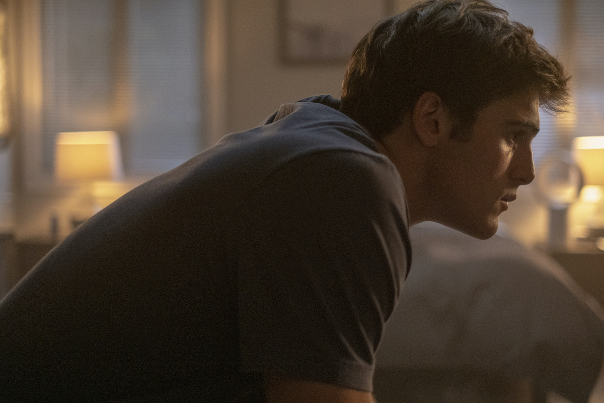 Jacob Elordi oldalnézetből az Eufória sorozat első évadában