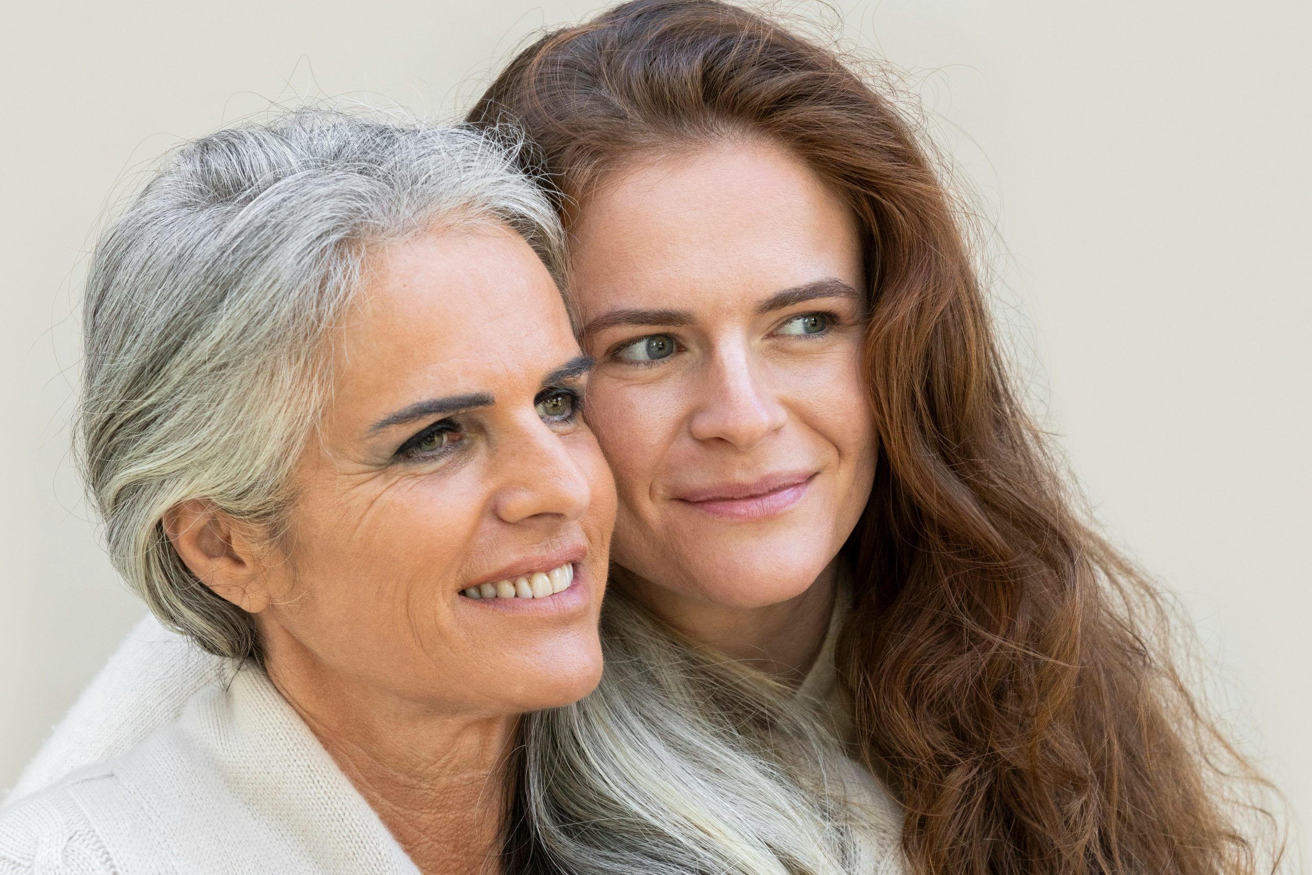 Fiatal nő és anyukája