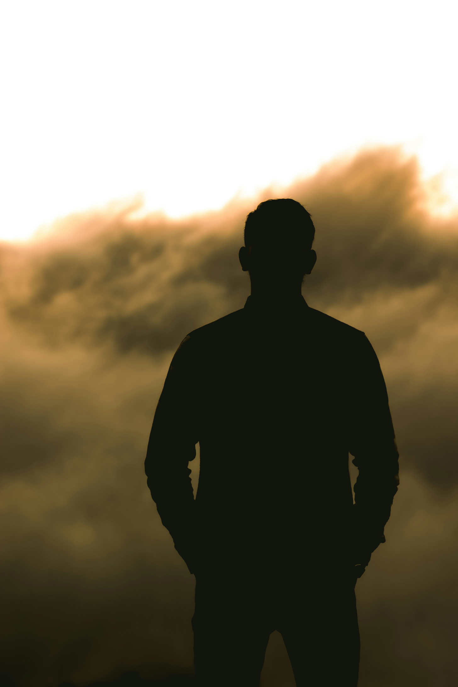 3. Úgy tesz, mintha soha nem lenne szomorú vagy félős: James Michael Sama személyiségfejlesztő coach szerint sok férfi nehezen tudja kihasználni az érzelmi intelligencia erejét, gyakran önhibájukon kívül. A felnőttek és társaik gyakran elítélik azokat a férfiakat, akik nyíltan megosztják és kimutatják a szomorúságukat, a sebezhetőségüket, a stresszüket és a szorongásukat. Egy szoros barátság híján inkább elfojtják az érzelmeiket.