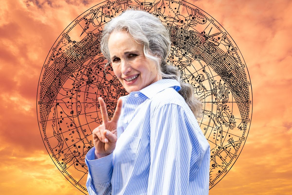 Andie McDowell színésznő, narancsszínű égbolt, fekete vonallal rajzolt asztrológiai térkép a háttérben