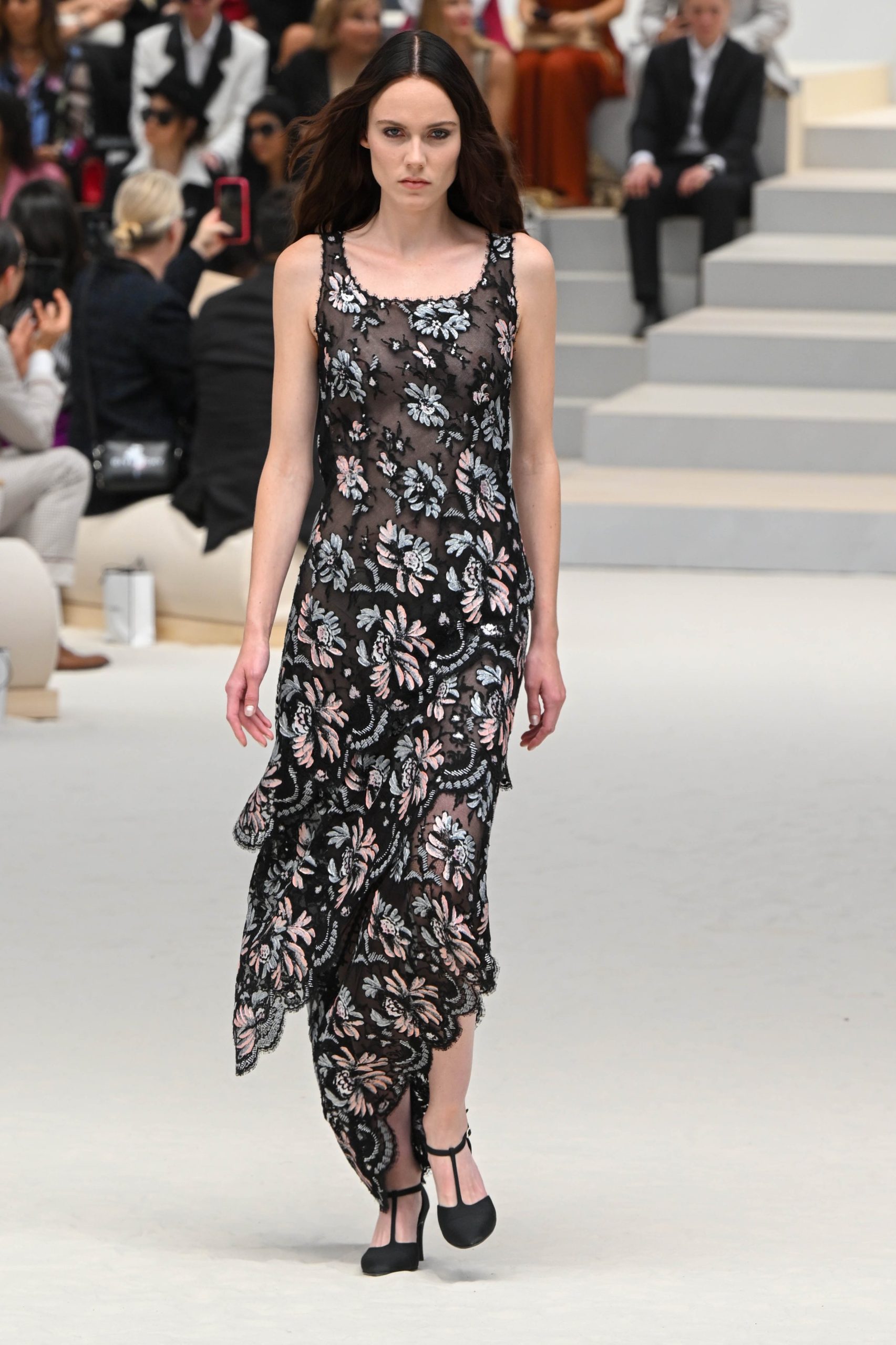 Modell hímzett tavaszi szettben vonul