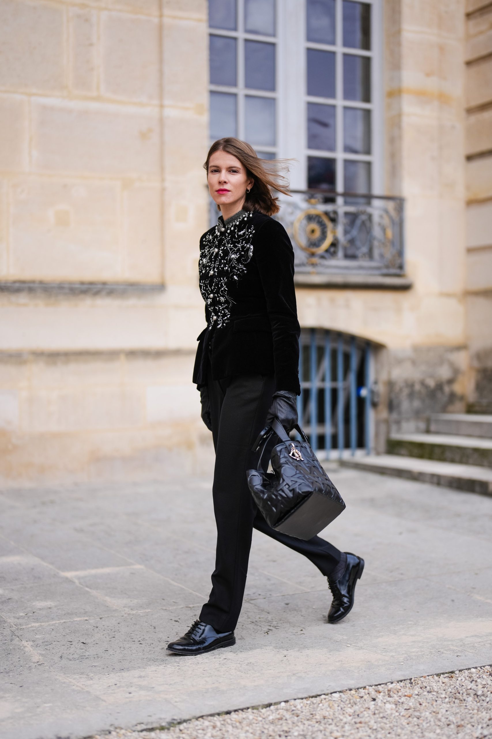 Modell hímzett tavaszi szettben vonul