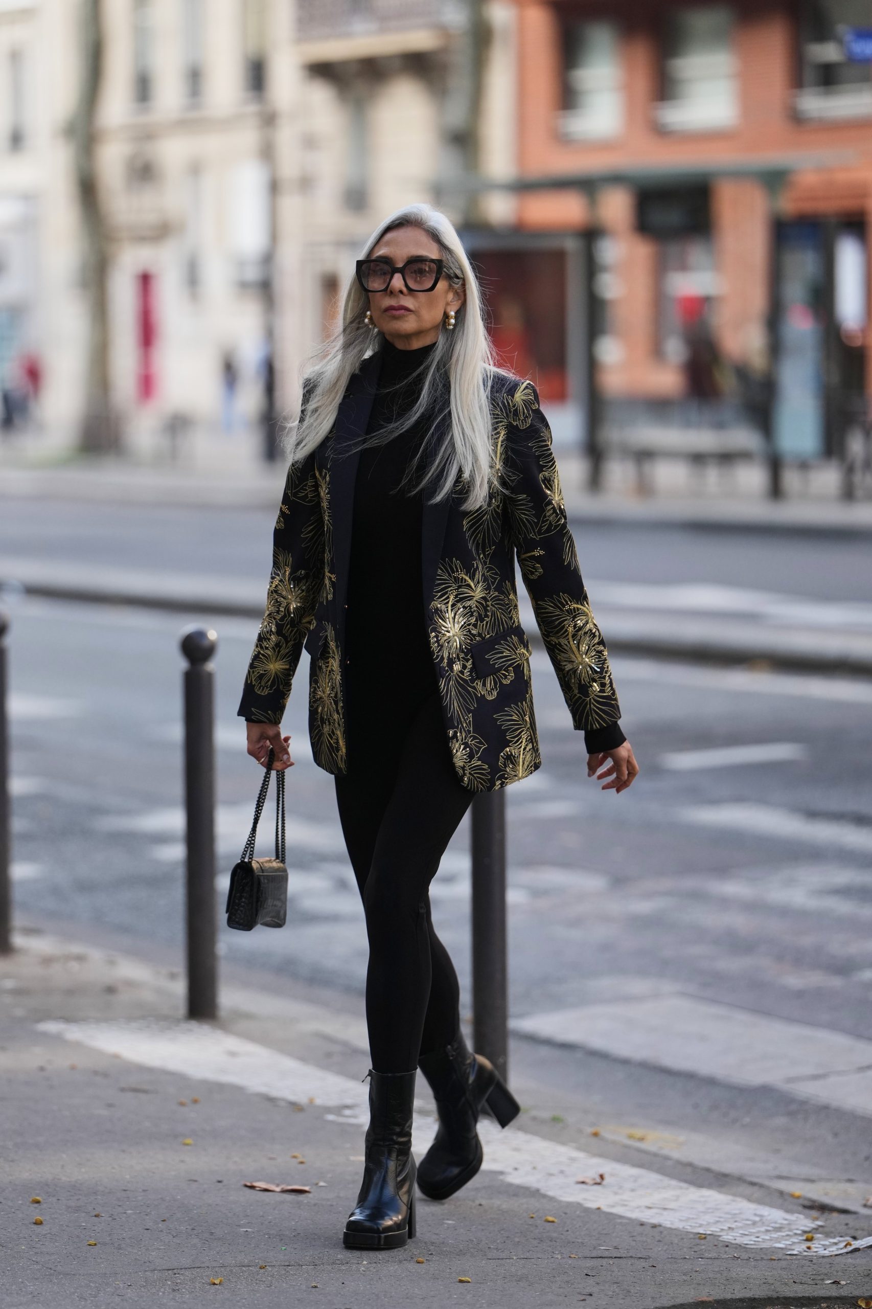 Modell hímzett tavaszi szettben vonul