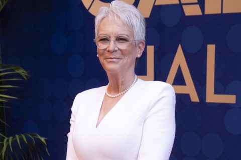 Jamie Lee Curtis fehér ruhában mosolyog, miközben részt vesz a Kaliforniai Hírességek Csarnoka 19. éves avatási ünnepségén a Kaliforniai Múzeumban, 2026. március 19-én Sacramentóban, Kaliforniában