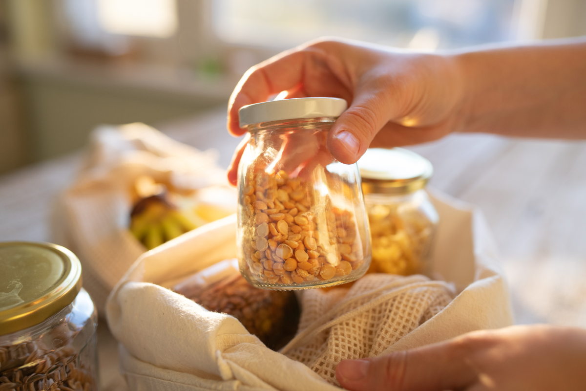 Egy üveg száraz csicseriborsó, a háttérben többféle élelmiszerrel