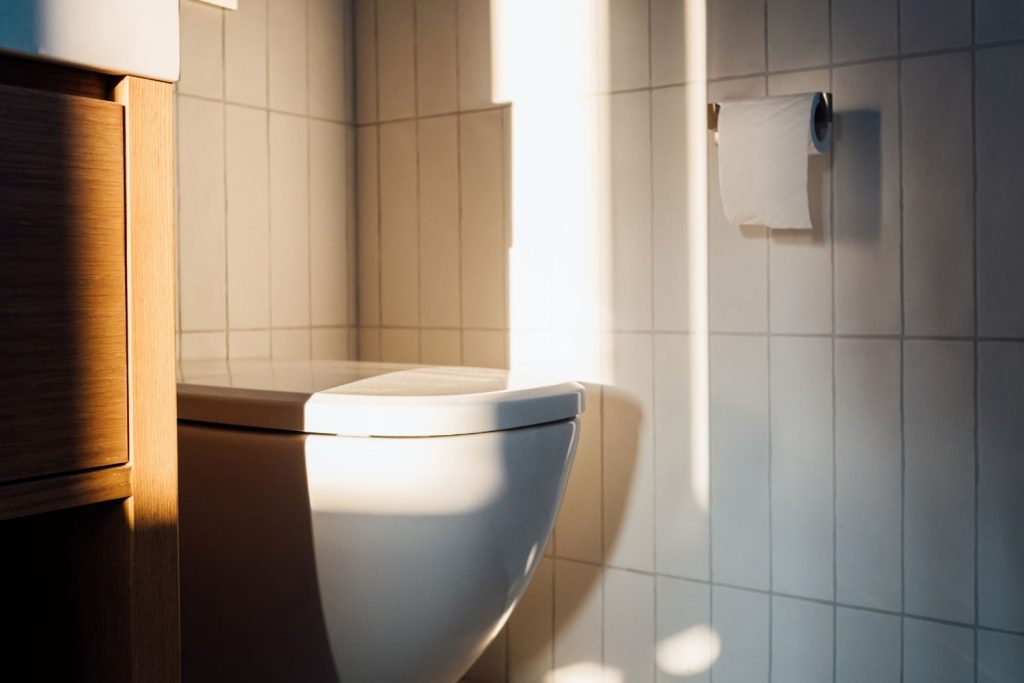 Reggeli napfény szűrödik be modern vécébe