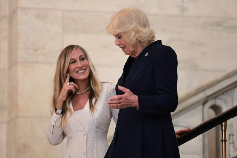 Sarah Jessica Parker és Kamilla királyné beszélgetnek