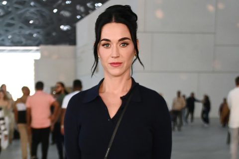 Katy Perry fekete ruhában, komoly arccal néz a kamerába a Louvre Abu Dhabiban 2025. december 6-án Abu Dhabiban, Egyesült Arab Emírségekben