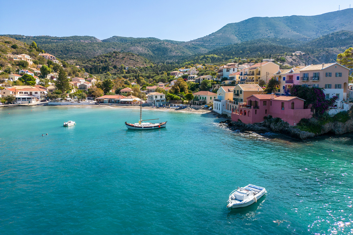 Vitorláshajók kikötve a türkizkék tengeren Kefalóniában