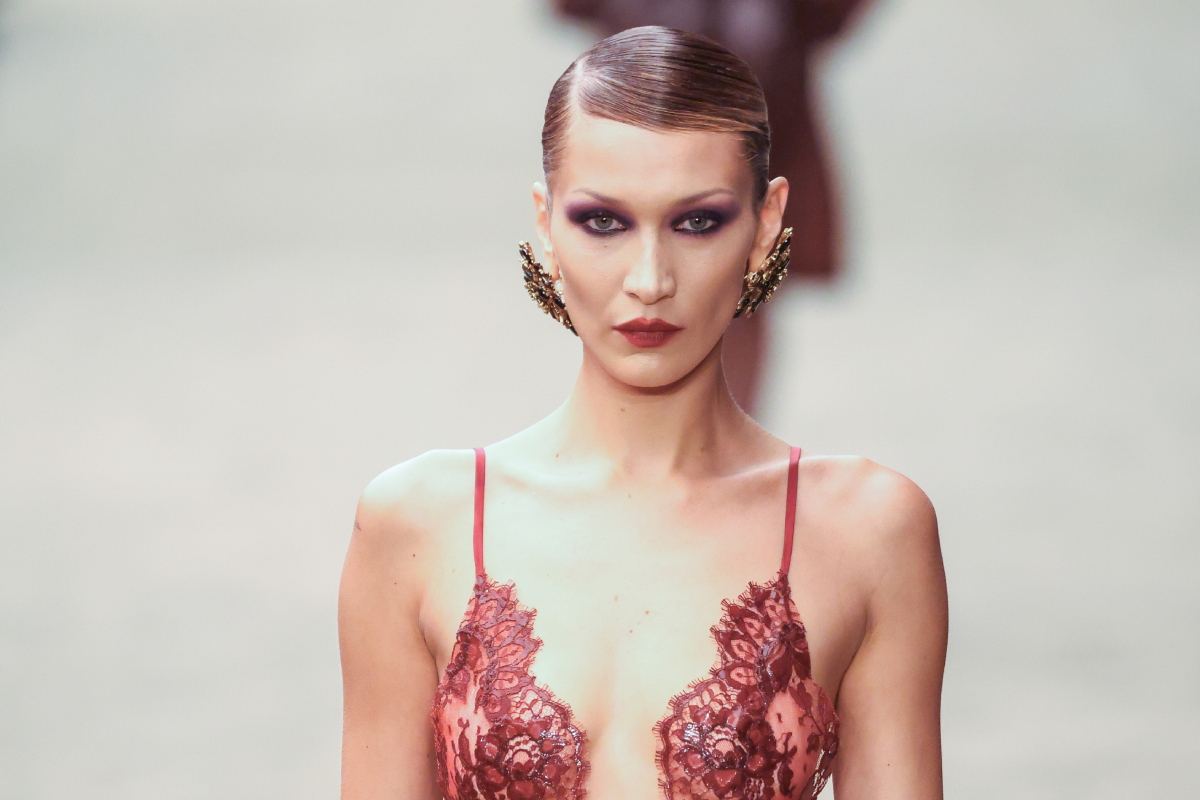 Saint Laurent 2026. ősz–tél bemutatón vonul Bella Hadid