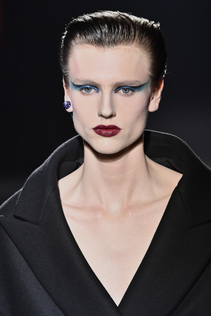 Balenciaga 2026. ősz–tél bemutatón vonuló modell drámai sminkkel