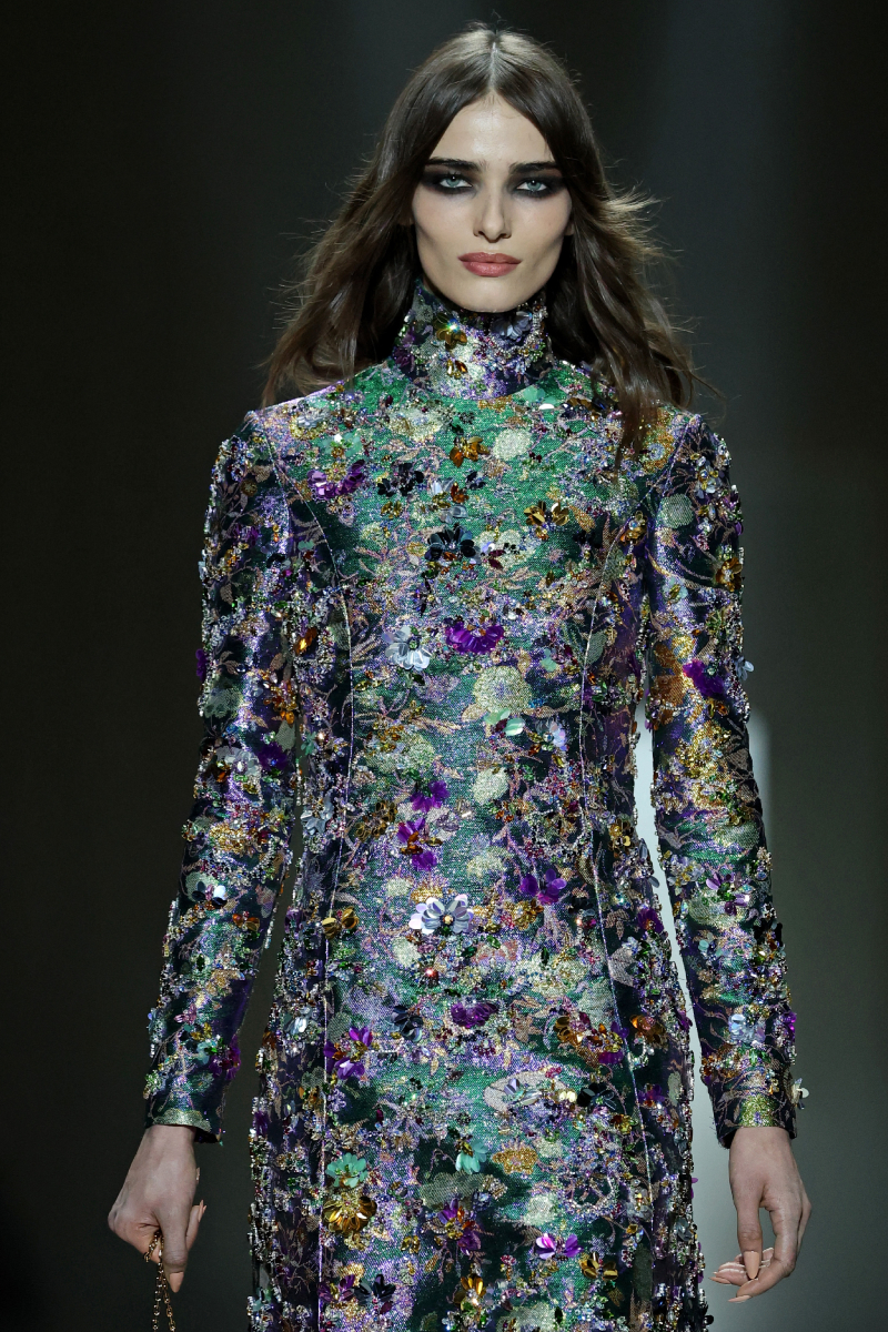 Gucci 2026. ősz–tél bemutatóján vonuló, barna hajú modell drámai sminkkel