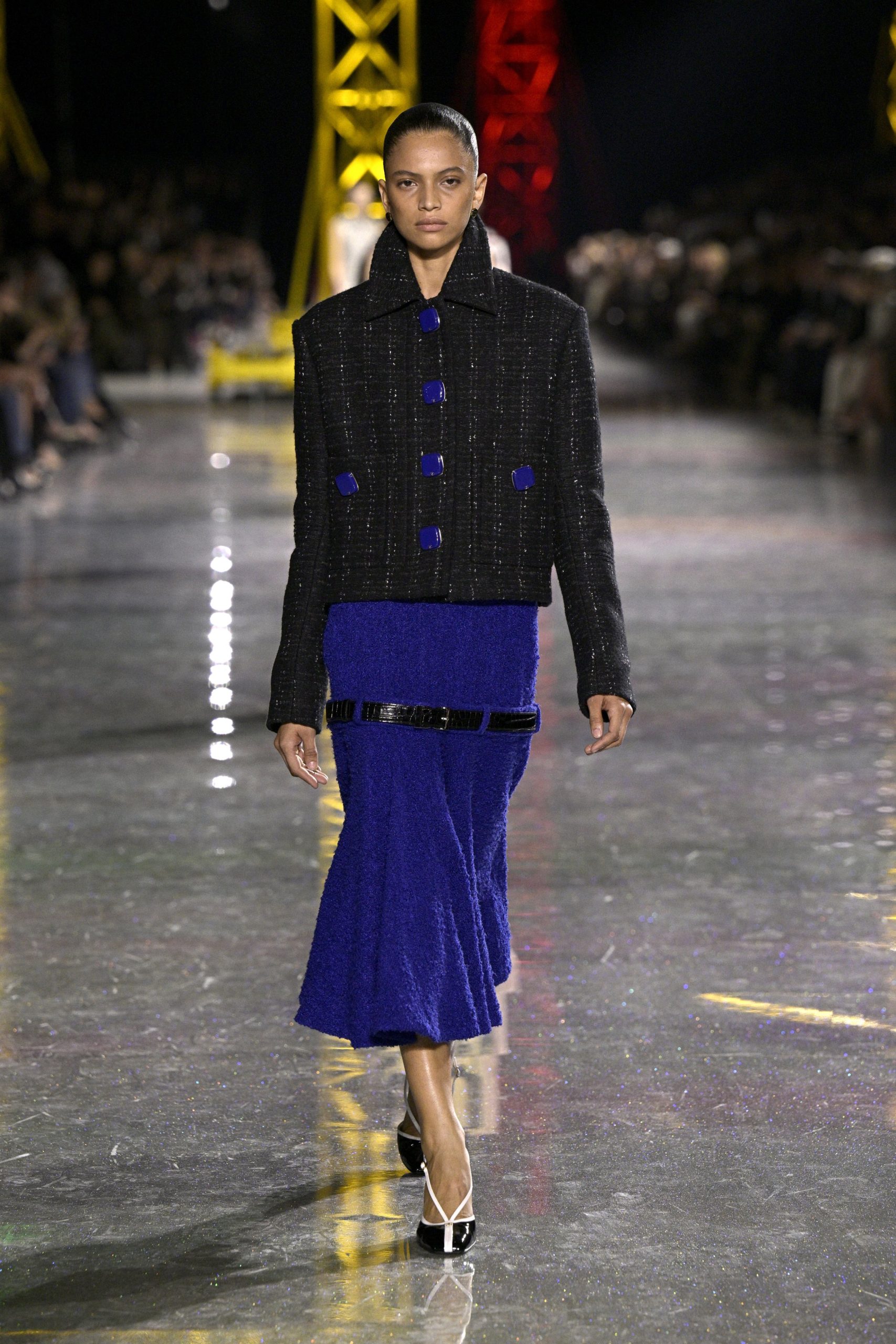 Modell királykék ruhában vonul