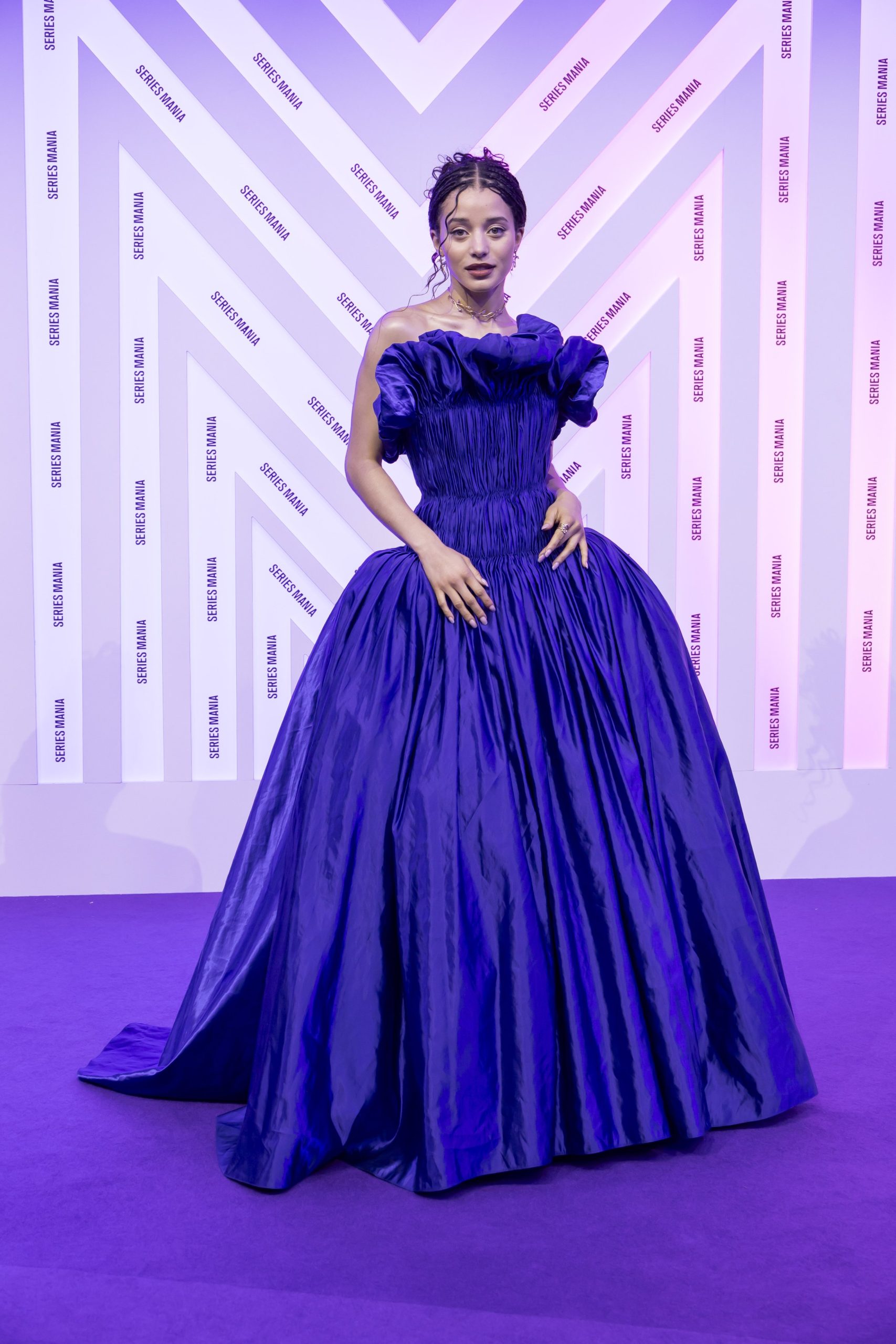 Chase Infiniti Lille-ben királykék ruhában