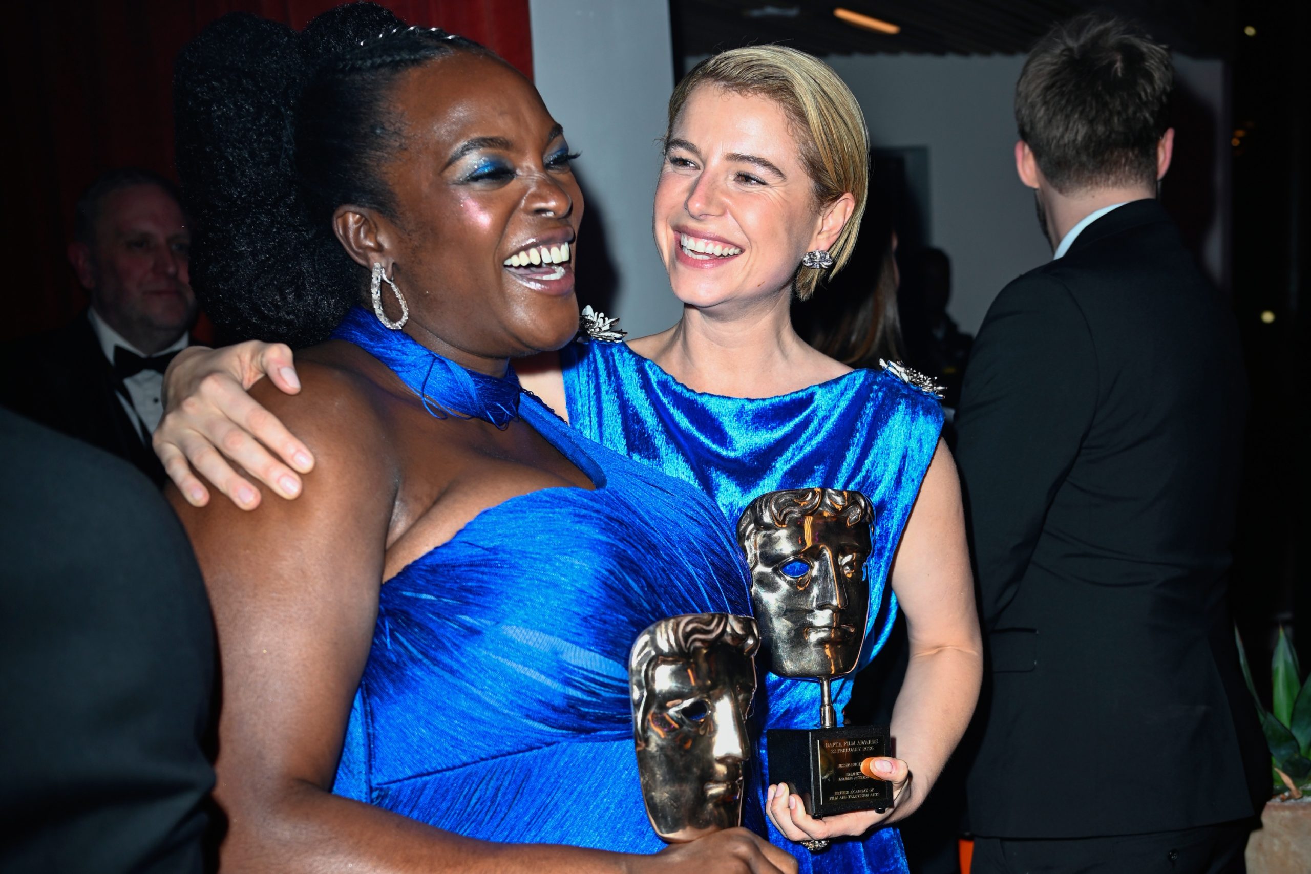 Jessie Buckley királykék ruhában a BAFTA díjátadón