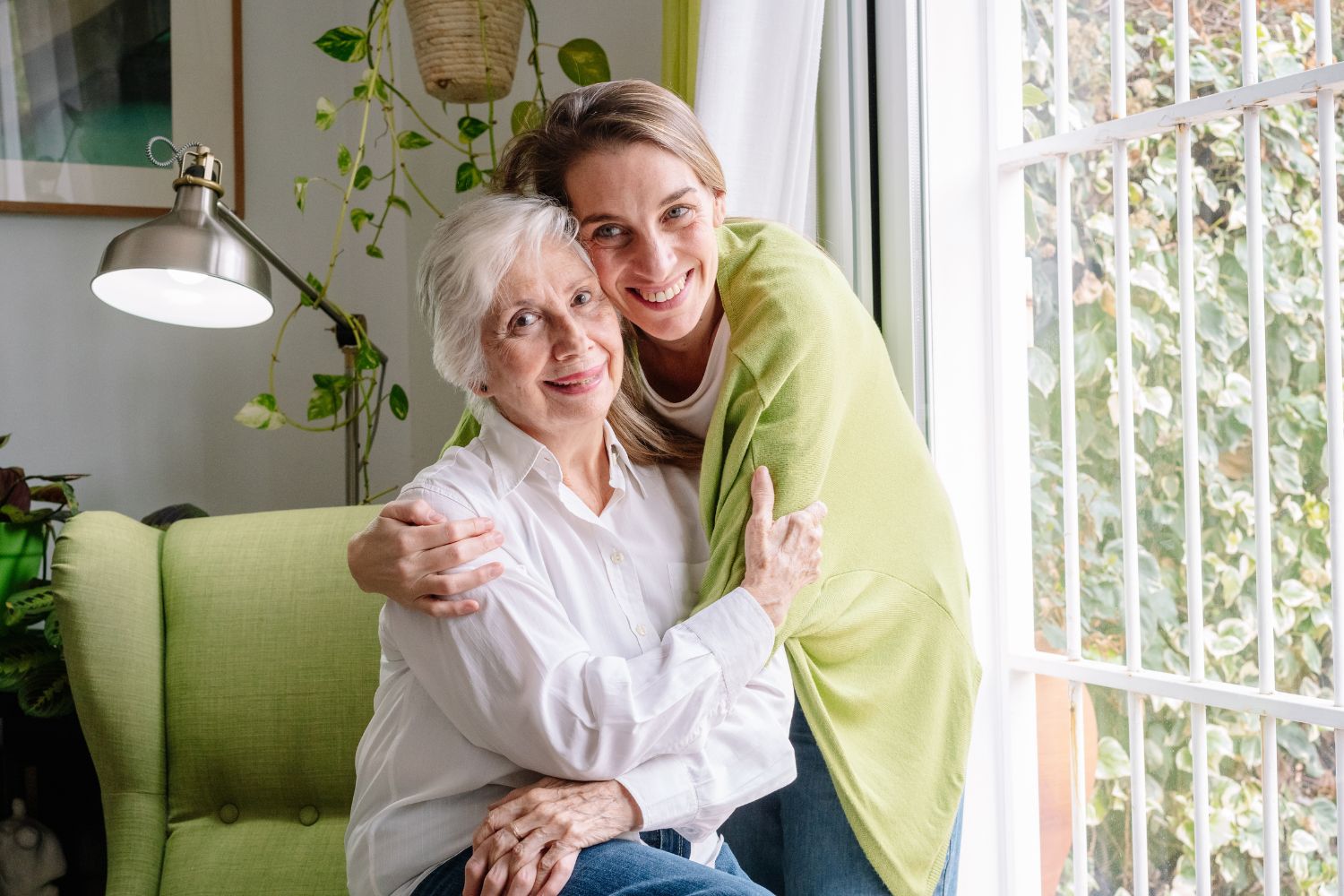 Idős nő és lánya átöleli egymást anyák napján