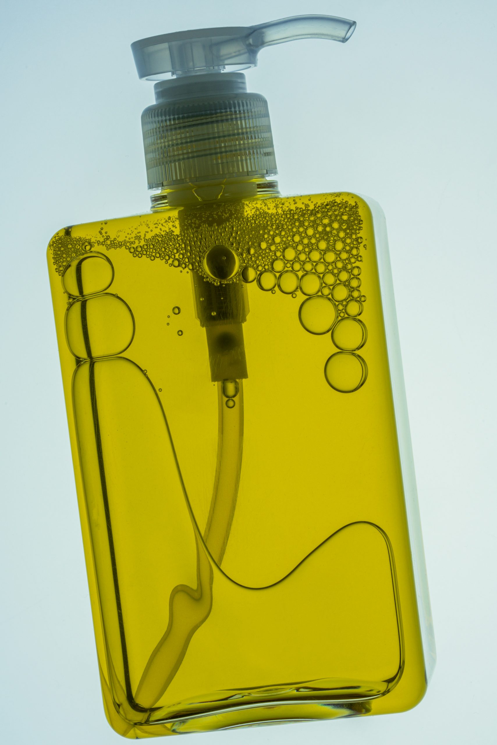 Sárgás árnyalatú olajos bázisú tisztítószer