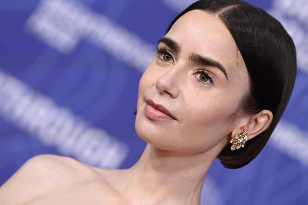 Lily Collins részt vesz a 12. Breakthrough Prize díjátadó ünnepségen a Barker Hangarban, 2026. április 18-án, a kaliforniai Santa Monicában.