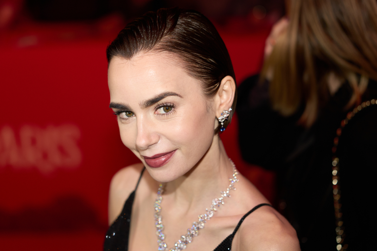 Lily Collins részt vesz az „Emily Párizsban” – ötödik évad – Netflix-premierjén a Le Grand Rex moziban, 2025. december 15-én, Párizsban.