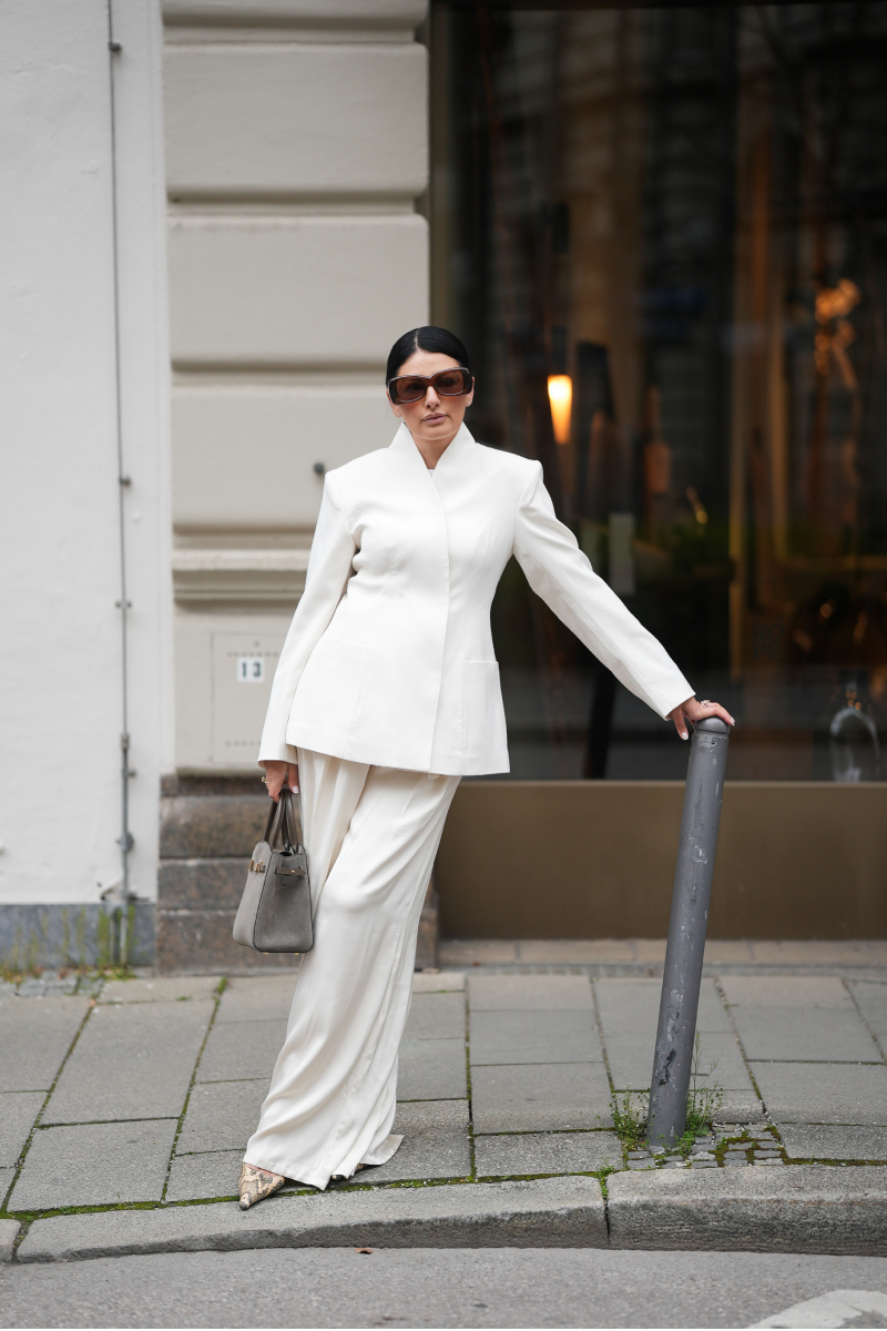 Sofiya Bogopolska-Balci  fehér outfitben
