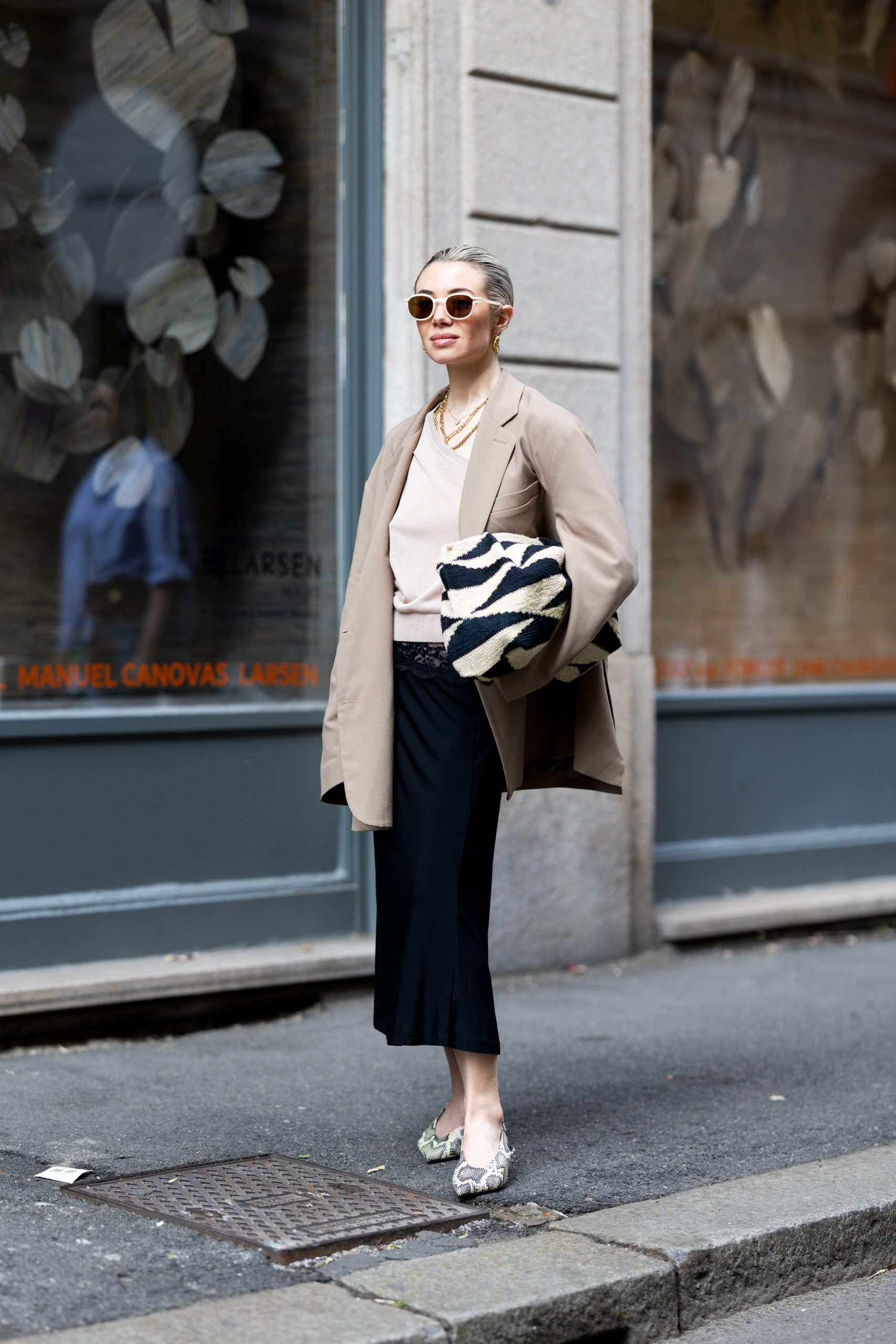 Modell maxiszoknyában vonul az utcán