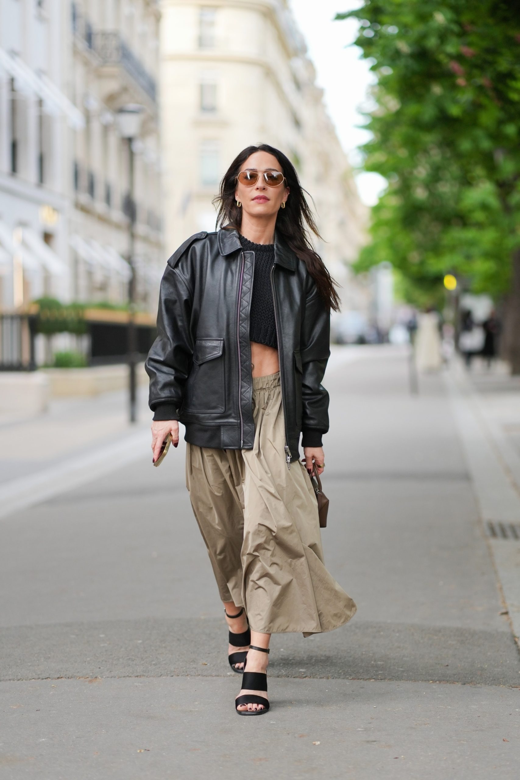 Modell maxiszoknyában vonul az utcán