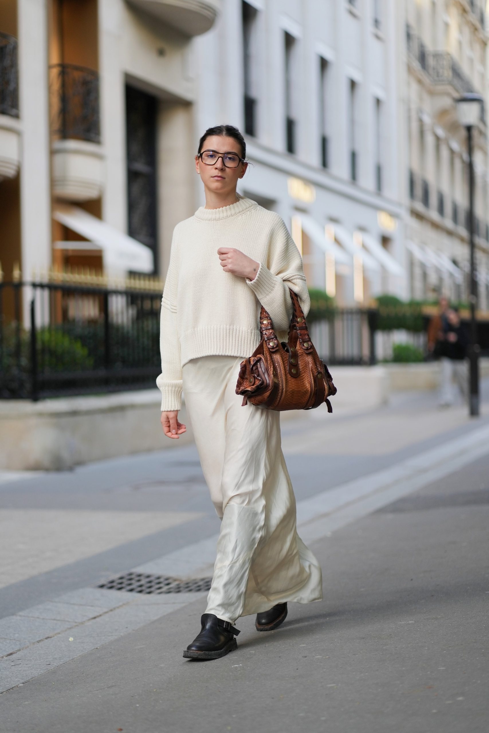 Modell maxiszoknyában vonul az utcán