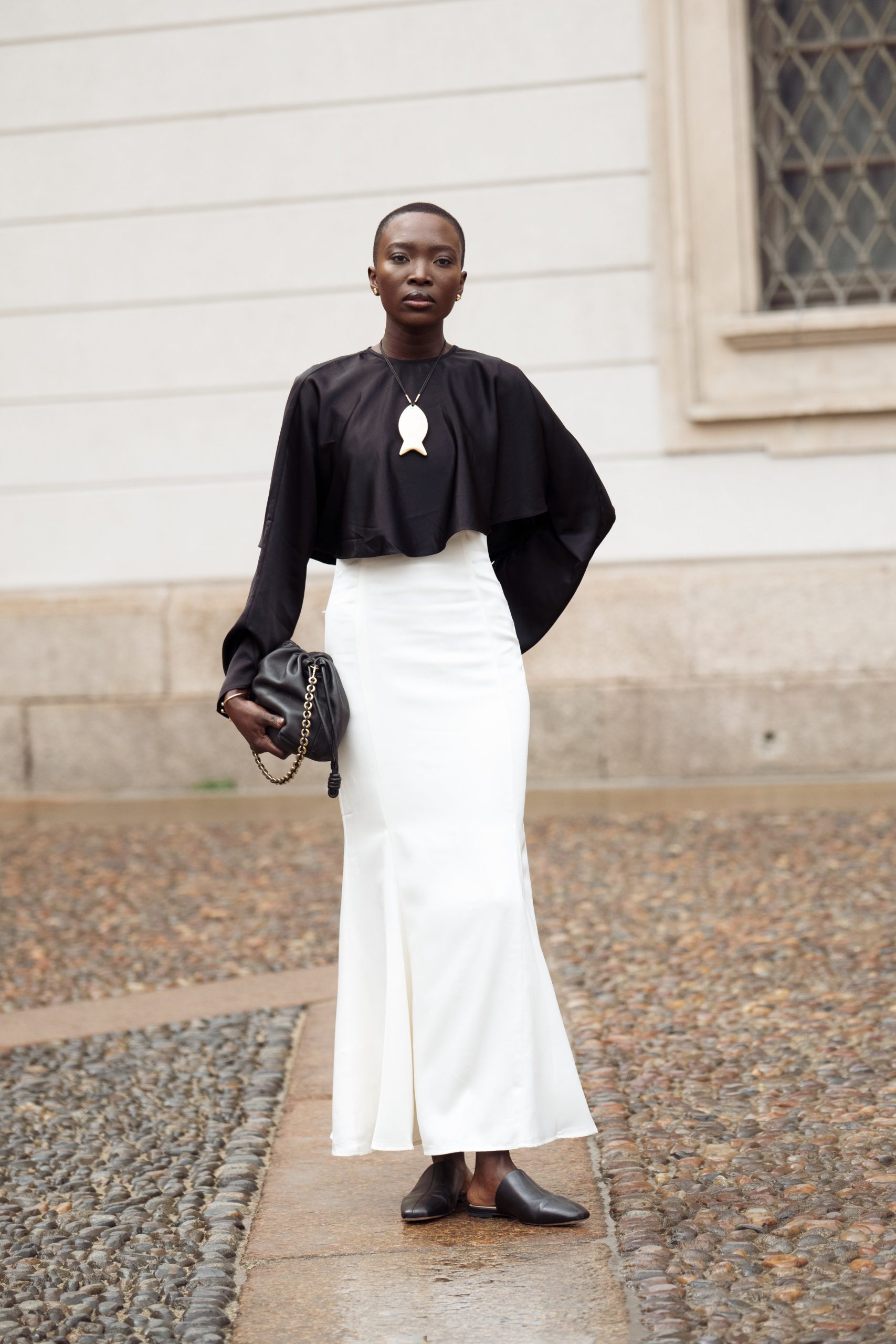 Modell maxiszoknyában vonul az utcán