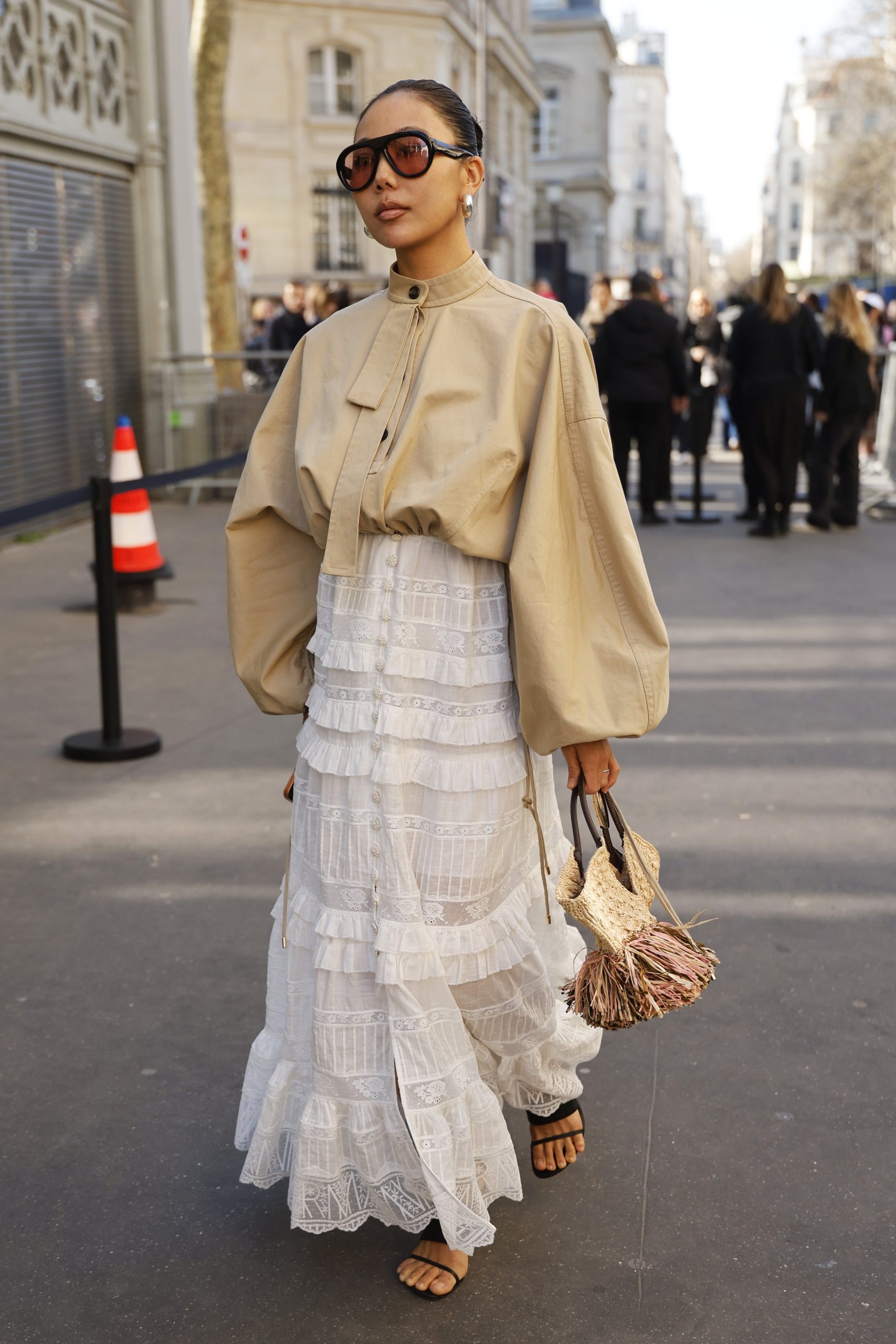 Modell maxiszoknyában vonul az utcán