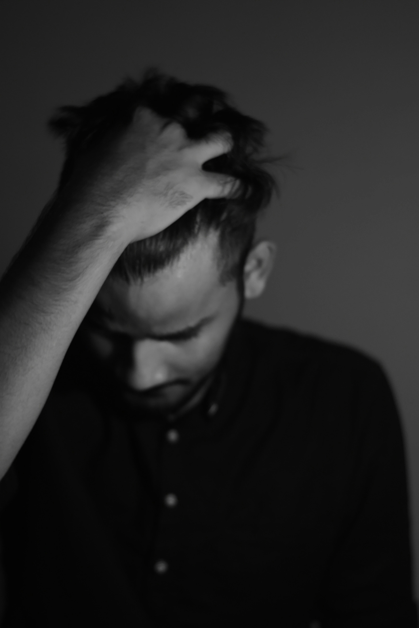 5. Kezeletlen stressz: A stressz komolyan befolyásolja mentális és fizikai egészségünket. Amikor extrém stressz alatt vagyunk, a viselkedésünk is tükrözi ezt. Egyes férfiak számára ez azt jelentheti, hogy vitázni kezdenek a párjukkal. Amikor az élet nehéznek tűnik, és folyamatosan feszült, kevés türelme lehet. Ez nem egy egészséges megküzdési mechanizmus, de valószínűleg épp nem képes másra, csak a vitára.