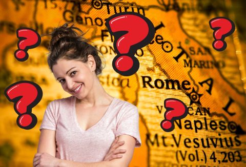 Fiatal nő kontyba tűzött hajjal mosolyogva hajtja félre a fejét, háttérben az ókori Róma térképe, piros kérdőjelek