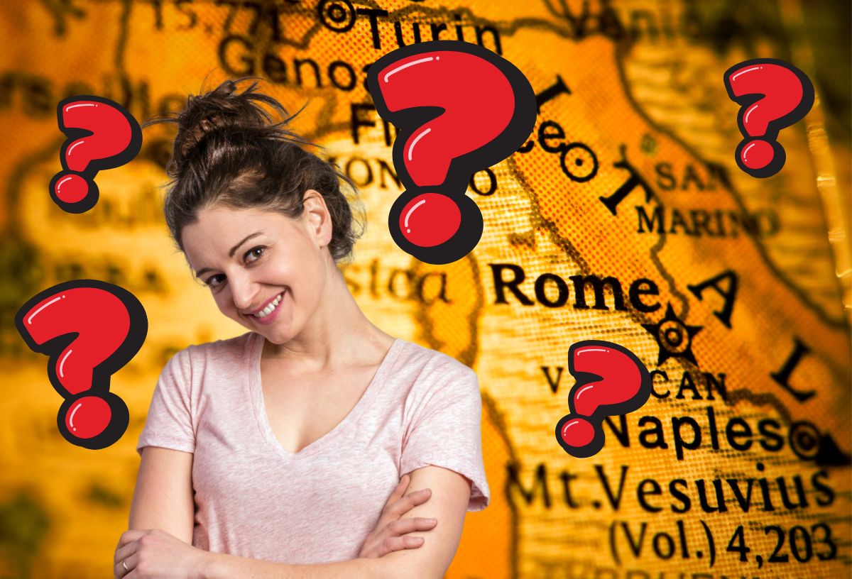 Fiatal nő kontyba tűzött hajjal mosolyogva hajtja félre a fejét, háttérben az ókori Róma térképe, piros kérdőjelek