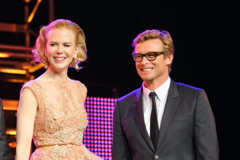 Nicole Kidman szőke rövid göndör hajjal és Simon Baker szemüvegben