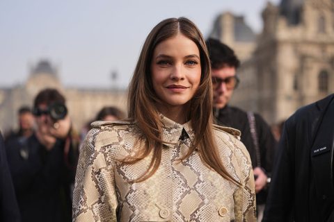 Palvin Barbara bézs színű, kígyómintás, bőr öves ballonkabátban mosolyog a Párizsi Divathéten 2026. március 7-én, Párizsban, Franciaországban.