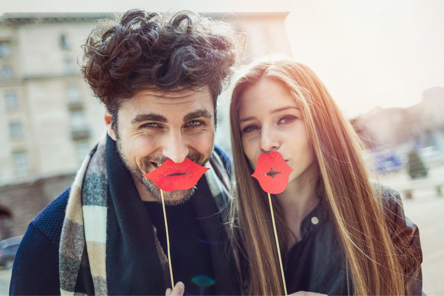 szerelmespár vicces piros papírszájat tart az arca elé