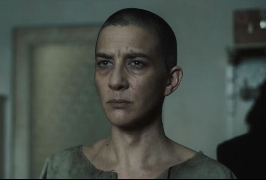 Török-Illyés Orsolya a Pipás nyitójelenetében