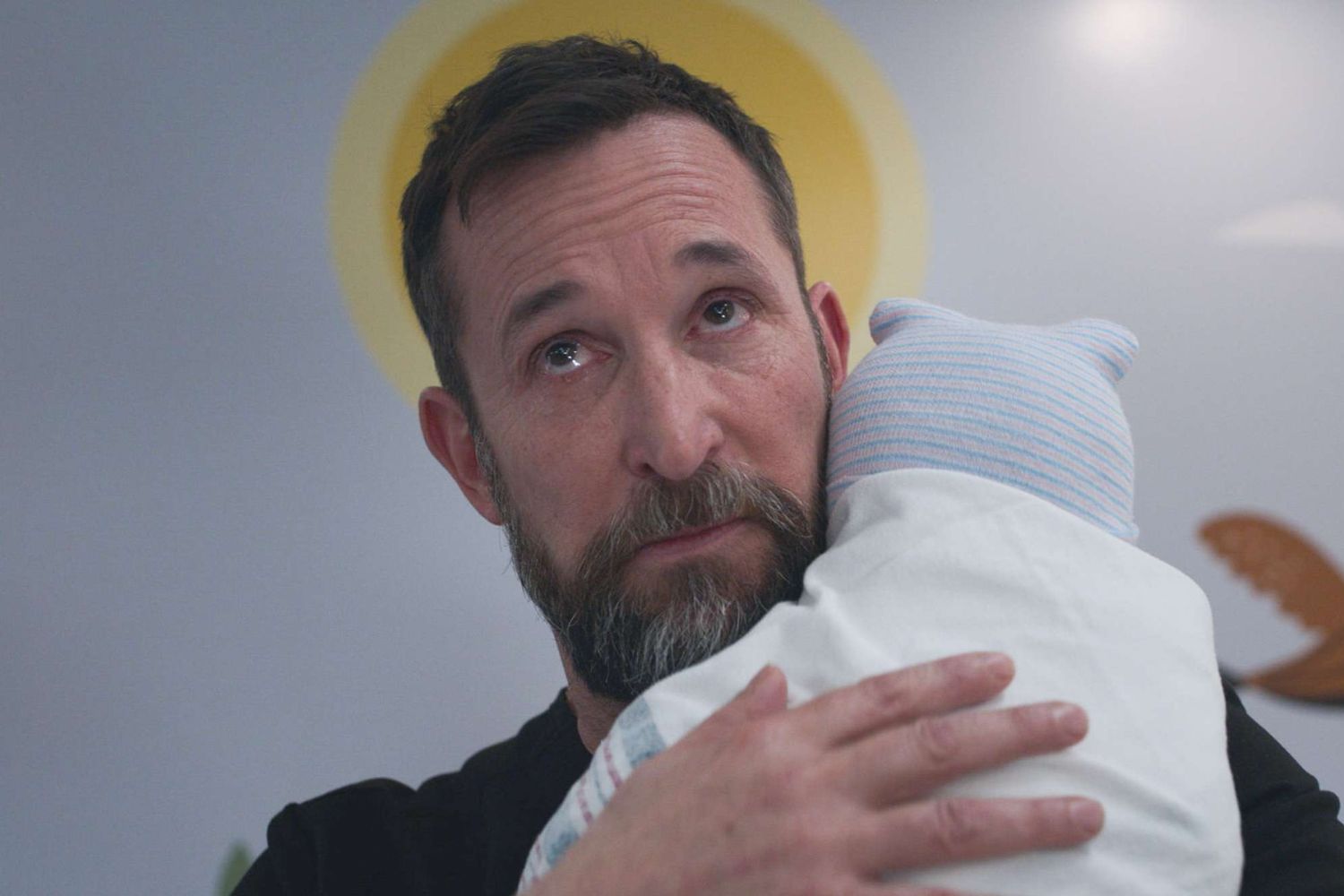 Noah Wyle dr. Robby szerepében a Vészhelyzet Pittsburghben évadzáró epizódjában kisbabát tart a kezében