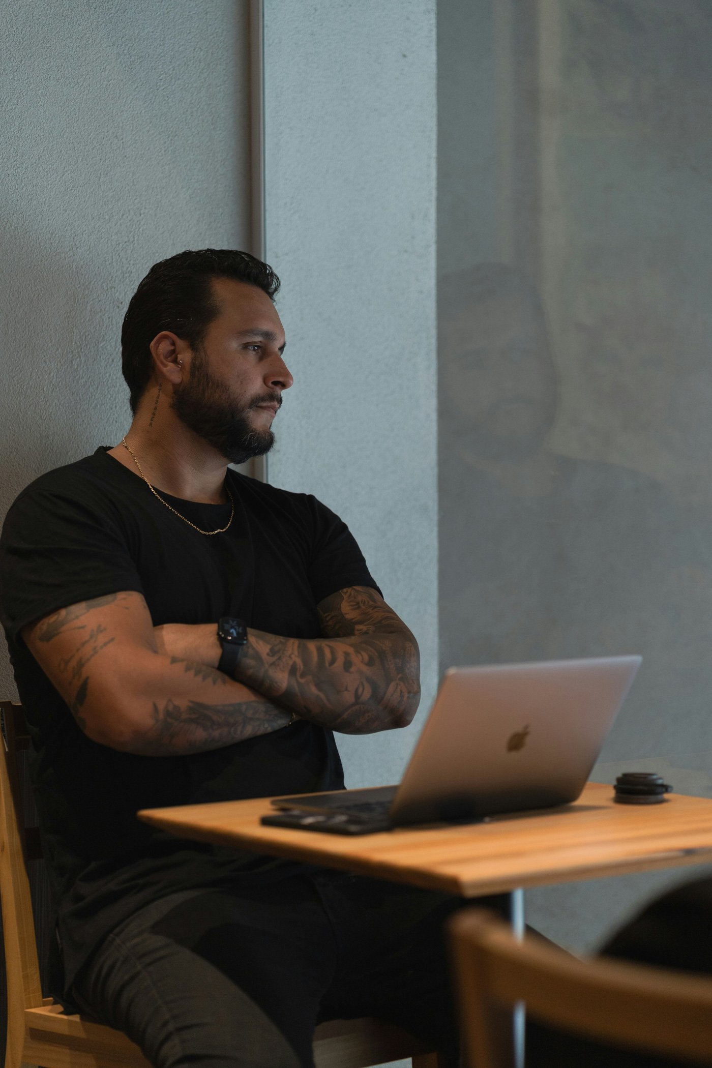 5. Túlzottan versengővé válhat: A versengés egészséges lehet, ugyanakkor a férfiakban a fiatal kortól kezdve bizonyos szintű versengésre való hajlam a veleszületett bizonytalanságérzetre utal. Ezt a bizonytalanságot nehéz feldolgozni, ezért előfordulhat, hogy a barátaikon vagy versenytársaikon vezetik le sportban, munkahelyen vagy akár videojátékozás közben.