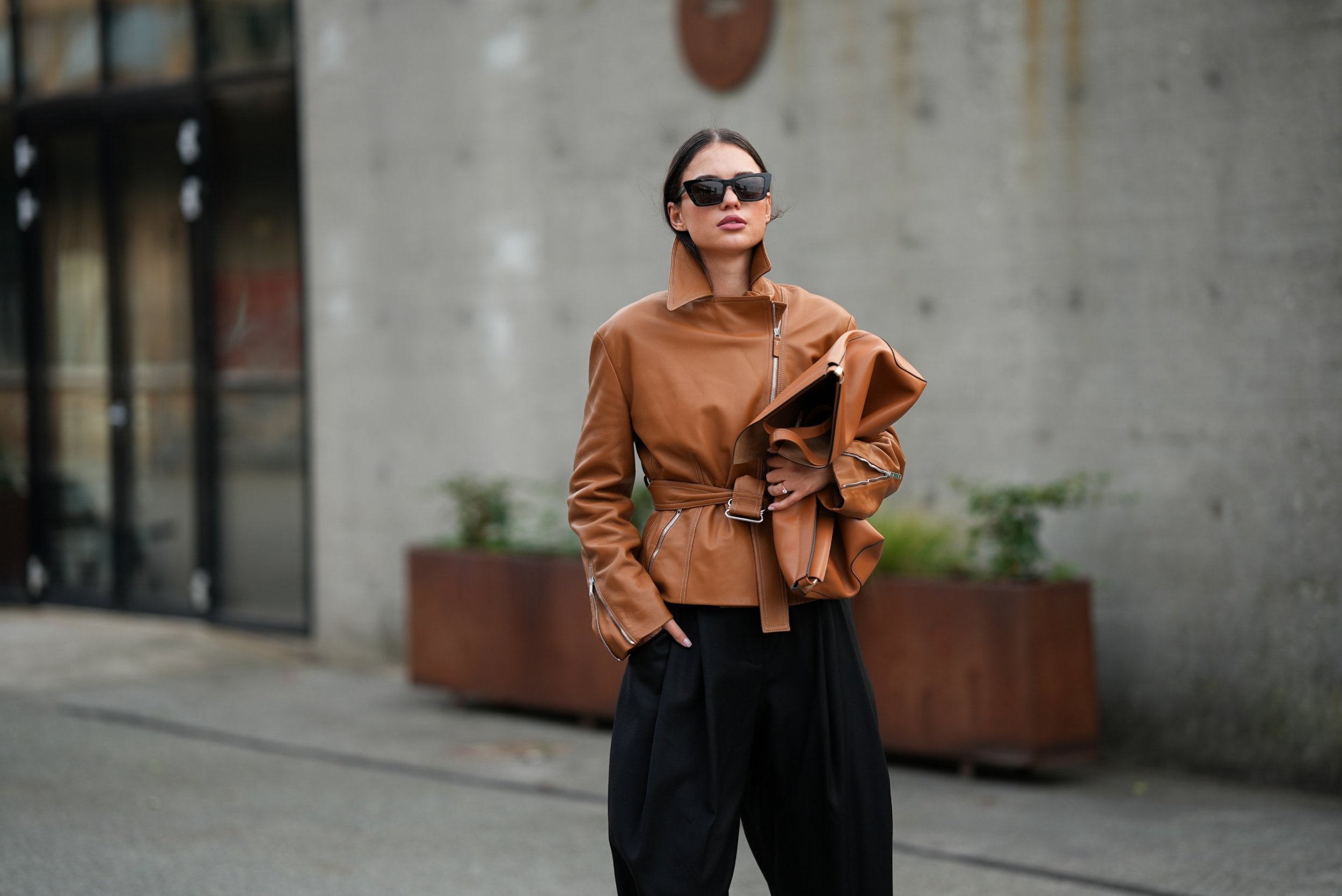 Cristina Huda bőrkabátban pózol az utcán a koppenhágai divathéten