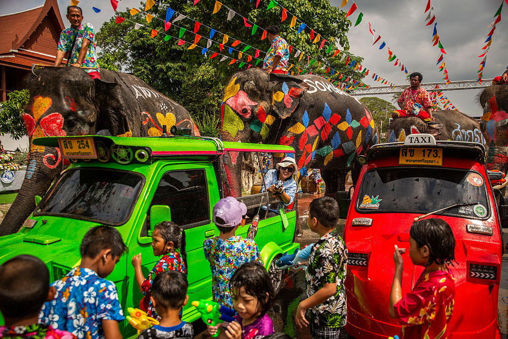 Helyi gyerekek és turisták csatlakoznak vizipisztoly-csatákhoz elefántokkal együtt a Songkran alatt 2025. április 13-án a thaiföldi Phra Nakhon si Ayutthayában.