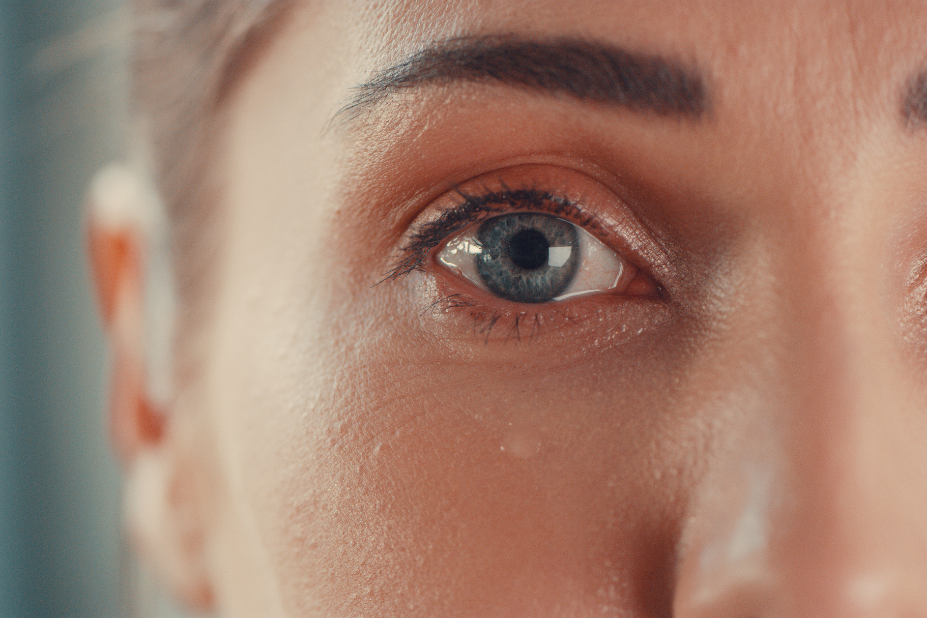 arc részlet közelről: kék női szem