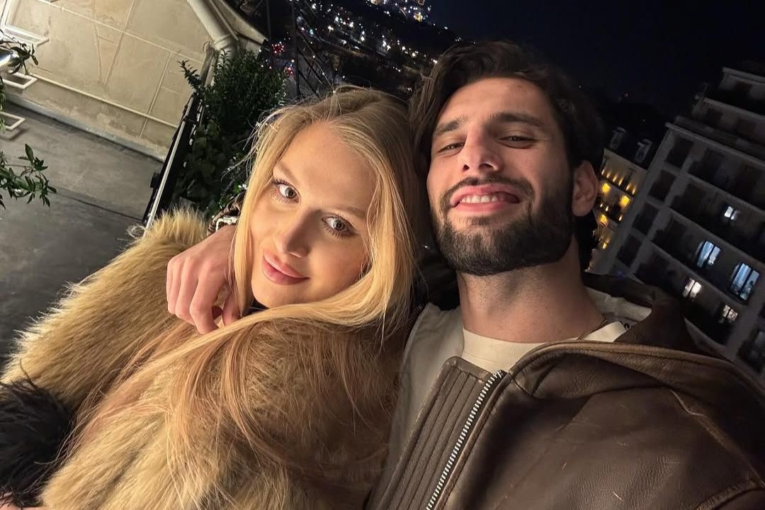 A szőke hajú Buzsik Borka vállát átkarolja Szoboszlai Dominik, esti fényben