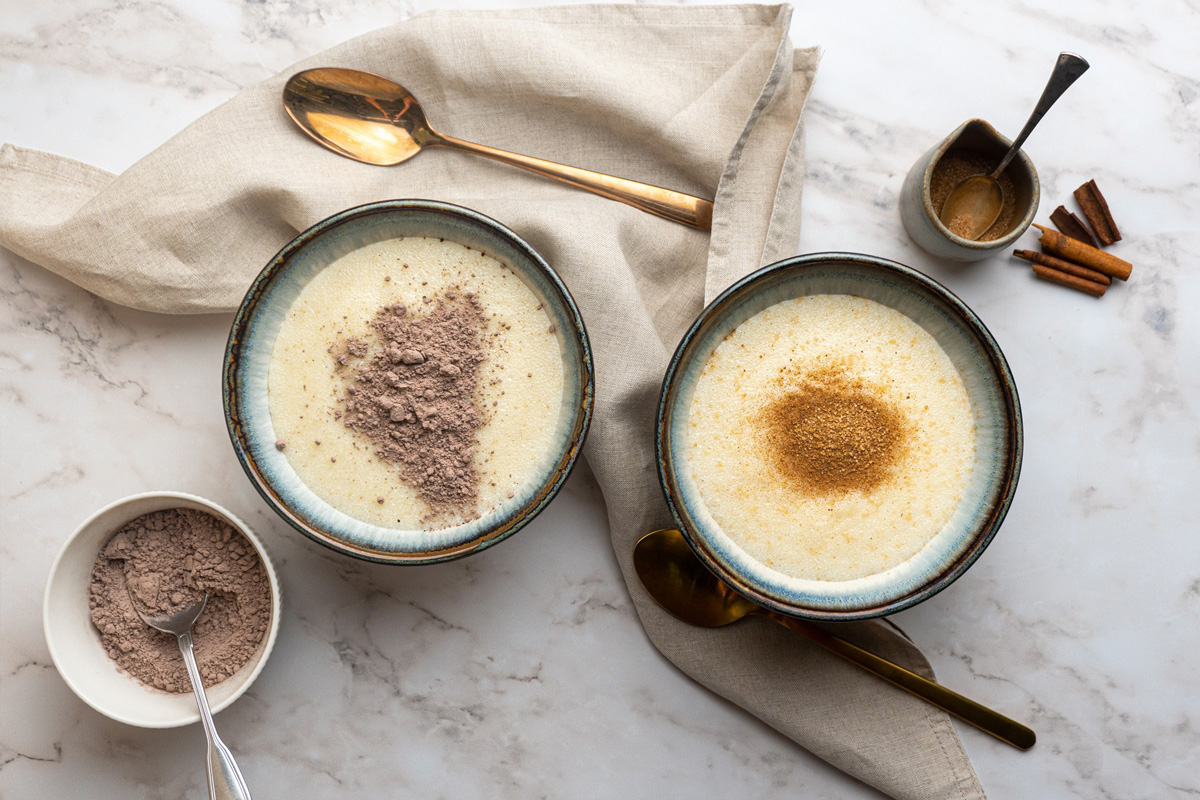 Két kis tálka tejbegríz kakaóporral a tetejükön