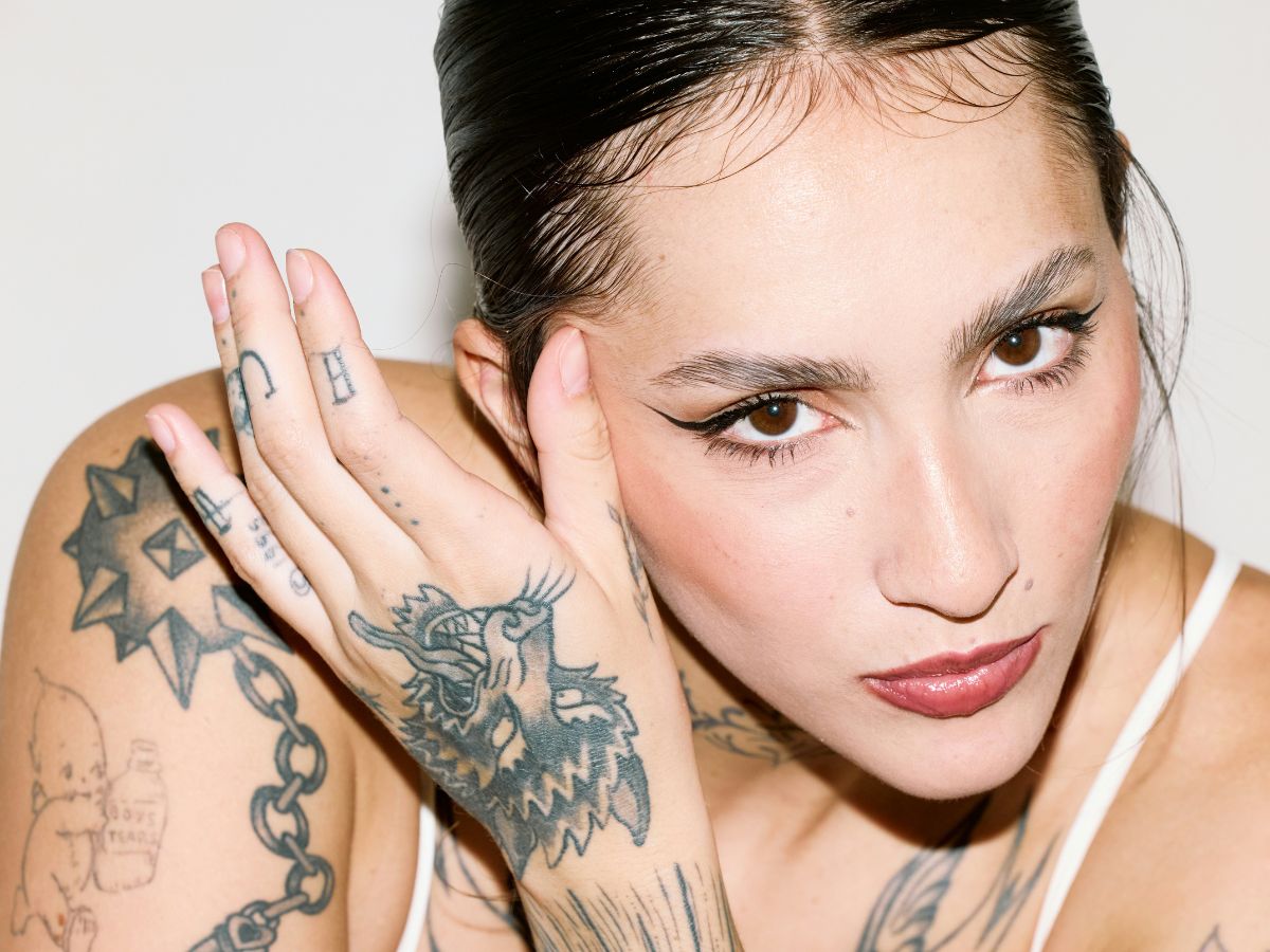 Szép fiatal tetovált nő közeli képen