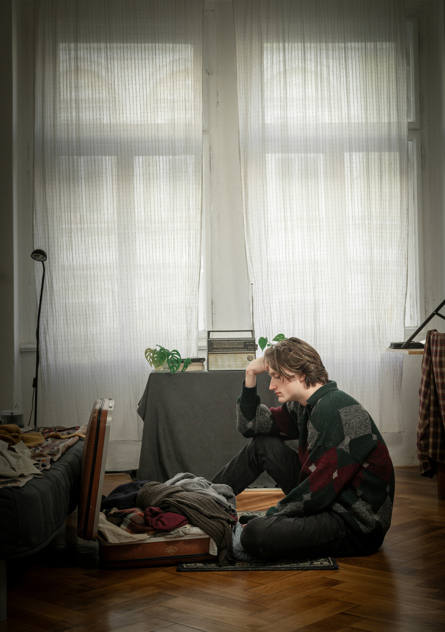 2. Lehet, hogy tovább él a szüleivel: A mai férfiak fiatalabb generációi hosszabb ideig maradnak otthon a szüleikkel, mint valaha a modern történelemben. Ez frusztráló vagy akár kínos is lehet számukra, de korántsem meglepő. Végül is a Z generációs férfiak egyszerre küzdenek a pénzügyi instabilitással és a társadalmi nyomással, hogy „ellátóvá” váljanak.